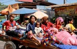 Photo diffusée par l'Agence Kampuchea Press (AKP), le 8 décembre 2025, montrant des habitants évacués après des affrontements le long de la frontière entre le Cambodge et la Thaïlande, dans la province d'Oddar Meanchey, au Cambodge