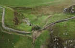 Vue aérienne du Sycamore Gap Tree abattu, le long du 
mur d'Hadrien près de Hexham dans le nord de l'Angleterre, le 28 septembre 2023
