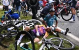 Le coureur cycliste français Bryan Coquard, de l'équipe B&B KTM (d) et un coureur de l'équipe Alpecin Fenix viennent de chuter lors de la première étape du Tour de France entre Brest et Landerneau, le 26 juin 2021