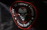 Un drapeau frappé du logo du groupe paramilitaire russe Wagner, le 24 août 2023 à Novosibirsk
