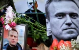 Des fleurs déposées autour de portraits de l'opposant russe Alexeï Navalny, mort en prison, le 23 février 2024 à Francfort, en Allemagne