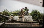 Des soldats des Forces armées de la République démocratique du Congo (FARDC) à bord d'un char avancent vers Sake, à 25 km au nord-ouest de Goma, le 23 janvier 2025 