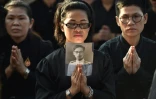 Une femme tient un photo du roi de Thaïlande, le jour de ses funérailles le 26 octobre 2017