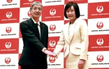 Mitsuko Tottori (d), directrice générale principale de Japan Airlines, qui deviendra présidente de la compagnie aérienne à partir du 1er avril, et le président actuel Yuji Akasaka lors d'une conférence de presse à Tokyo, le 17 janvier 2024