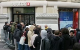 Des personnes font la queue devant une boutique Swatch fermée pour la sortie de la montre Audemars Piguet Swatch "Royal Pop", le 16 mai 2026 à Paris 