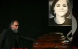 Le philosophe ultranationaliste russe Alexandre Douguine devant le cercueil et le portrait de sa fille Daria, tuée dans un attentat, le 23 août 2022 lors d'une cérémonie d'adieu à Moscou