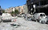 Un homme inspecte les dégâts sur le site d'une frappe israélienne dans la ville côtière de Tyr, dans le sud du Liban, le 5 juin 2026