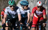 L'Allemand Maximilian Schachmann, le Russe Aleksander Vlasov et le Français Christophe Laporte (de gà d) en pleine ascension, lors de la 8e étape de Paris-Nice, le 14 mars 2021 entre Le-Plan-du-Var et Levens