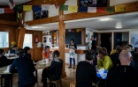 La gardienbe du refuge de la Selle annonce la météo des prochains jours aux alpinistes à la fin du dîner dans le massif des Écrins, à Saint-Christophe-en-Oisans, le 8 juillet 2025