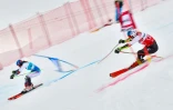 L'Américaine Mikaela Shiffrin (à droite) à la lutte avec la Slovaque Petra Vlhova en finale du slalom parallèle de Saint Moritz, le 9 décembre 2018