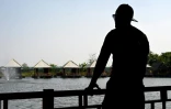 Le Cambodgien Pheap Rom, expulsé des Etats-Unis en Eswatini avant d'être rapatrié dans son pays, sur la terrasse d'un restaurant à Phnom Penh, le 30 mars 2026