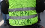"Gilet jaune" portant la mention "Macron rend l'argent", à Quimper, le 26 janvier 2019