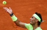 L'Espagnol Rafael Nadal au service lors de la finale de Roland Garros 2019 le 9 juin 2019 Ă Paris
