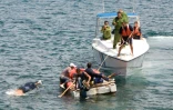 Des Cubains à bord d'une embarcation de fortune sont refoulés vers les côtes de l'île par les gardes-côtes cubains, le 14 juin 2004 à La Havane