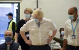 Le Premier ministre britannique Boris Johnson visite un centre de vaccination contre le Covid-19, le 13 décembre 2021 à Londres