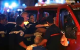 Une personne blessée lors  de l'attaque terroriste le 14 juillet 2016 sur la promenade des Anglais, évacuée par les pompiers à Nice