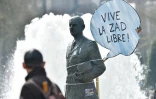 Une statue du général de Gaulle avec une pancarte, le 19 mars 2018 à Nantes lors d'un rassemblement d'opposants à l'ex-projet d'aéroport de notre-Dame-des-Landes