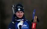 Le Français Eric Perrot savoure sa médaille de bronze en poursuite, aux Mondiaux de biathlon, le 16 février 2025 à Lenzerheide en Suisse
