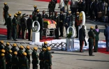 La dépouille de l'ex-président zimbabwéen Robert Mugabe à son arrivée de Singapour à l'aéroport de Harare, le 11 septembre 2019
