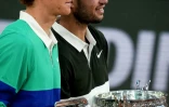 Les deux nouveaux patrons du tennis mondial, Jannik Sinner et Carlos Alcaraz, après leur finale à Roland-Garros remportée par l'Espagnol, le 8 juin 2025 à Paris