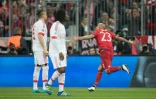 Le milieu du Bayern Munich Arturo Vidal (d) buteur face au Benfica Lisbonne en Ligue des champions, le 5 avril 2016 à Munich