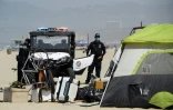 Des policiers près du campement d'un SDF sur la plage de Venice Beach, le 16 juin 2021 en Californie