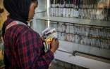 Hafsa Omer choisit dans une collection quelques cassettes de chansons et poèmes traditionnels du Somaliland pour les numériser et les archiver, au Centre culturel de Hargeisa, le 10 novembre 2024 en Somalie