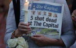Une femme tient le journal le Capital le 29 juin 2018, au lendemain de la fusillade au quotidien ayant fait cinq morts à Annapolis, dans le Maryland