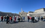 La foule plus clairsemée qu'à l'habitude le 8 mars 2020 sur la place Saint-Pierre de Rome, en raison de l'épidémie de coronavirus