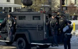 Des agents de police arrivent à Minneapolis, le 7 janvier 2026, où un policier de l'immigration a tué une femme lors d'une opération