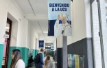 Une photo du pape Léon XIV sur une affiche "Bienvenue à l’UCU" dans un couloir de l’Université catholique d’Uruguay (UCU), à Montevideo, le 16 octobre 2026 en Uruguay