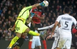 Le gardien parisien Alphonse Areola dégage un ballon lors d'un match de Ligue 1 à Guingamp, le 17 décembre 2016