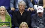 Le chanteur Jon Bon Jovi (c) dans le public de la finale de l'US Open à New York, le 11 septembree 2022