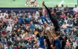 Les Français et les Néo-Zélandais à la lutte lors d'une touche pendant le match entre les deux pays au tournoi de Sevens rugby (rugby à VII) de Hong-Kong le 2 avril 2023