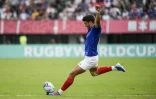 Le demi d'ouverture du XV de France Romain Ntamack frappe une pénalité face aux Tongiens lors du Mondial, le 6 octobre 2019 à Kumamoto