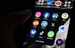 Vue de l'écran d'un téléphone portable avec des logos d'applications, le 29 avril 2026 à Saint-Mandé en France