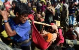 Des réfugiés rohingyas arrivent à Palongkhali près d'Ukhia, après avoir traversé le fleuve Naf, le 16octobre 2017 au Bangladesh