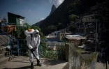Désinfection dans la favela de Santa Marta à Rio de Janeiro (Brésil), le 20 avril 2020