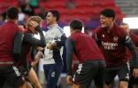 L'entraîneur d'Arsenal Mikel Arteta tout sourire au milieu de ses joueurs, à la veille de la finale de Ligue des champions contre le PSG, le 29 mai 2026 à Budapest