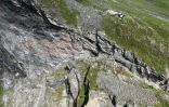 Une photo aérienne prise le 25 juin 2024 à Stranda, en Norvège, montre une grande fissure dans la montagne Åkerneset qui pourrait provoquer un glissement de terrain majeur à l'avenir