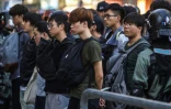 Des jeunes sont arrêtés par les forces de l'ordre à proximité du campu de l'Université polytechique de Hong Kong, le 18 novembre 2019
