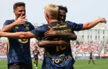 La recrue vedette de Lille Oliver Giroud (g) et Hakon  Haraldsson (de dos), deux des buteurs de Lille, à Brest, le 17 août 2025