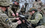 Des soldats ukrainiens s'entraînent à manier un véhicule militaire sans pilote dans la région de Zaporijjia, le 13 mars 2025