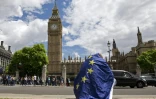 Un manifestant enveloppé dans un drapeau européen dénonce la sortie  de la Grande-Bretagne de l'UE dans le centre de Londres, le 25 juin 2016