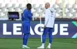 L'attaquant des Bleus Ousmane Dembélé et le sélectionneur Zinédine Zidane, le 27 septembre 2026 à Bruxelles