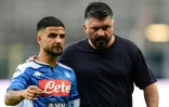 L'attaquant de Naples Lorenzo Insigne (g) et son entraîneur Gennaro Gattuso lors du match contre l'Atalanta, le 2 juillet 2020 à Bergame   