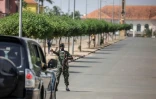 Un soldat arrête un véhicule près du palais présidentiel à Bissau, le 26 novembre 2025 en Guinée-Bissau