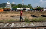 Un migrant hondurien marche le long d'une voie ferrée à Arriaga, dans le sud du Mexique, le 26 octobre 2018
