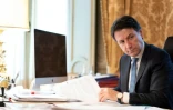 Photo en date du 26 mars 2020 transmise par les services de presse du Palais  Chigi, résidence officielle du Premier ministre italien à Rome, montrant le chef du gouvernement italien Giuseppe dans son bureau 