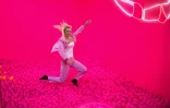 Une jeune femme saute dans un bain de ballons au "Supercandy Pop-Up Museum Vol. 2", le 1er novembre 2019 à Cologne, en Allemagne